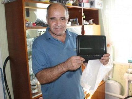 У РФ незрячому пенсіонеру чиновники подарували телевізор