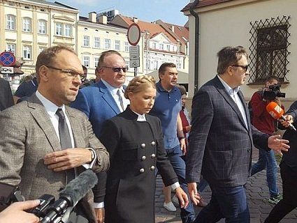 Тимошенко посварилася з Саакашвілі і полетіла в Київ