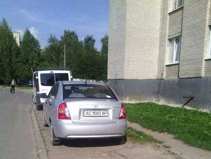 У Луцьку почали штрафувати за неправильну парковку у дворах