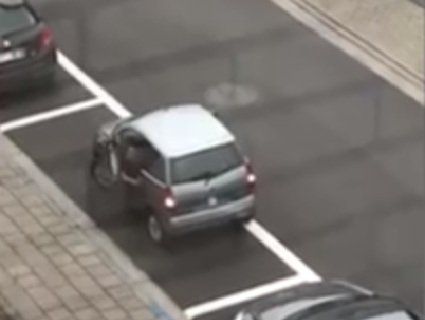 Відеохіт: жінка безуспішно намагається припаркувати маленьке авто