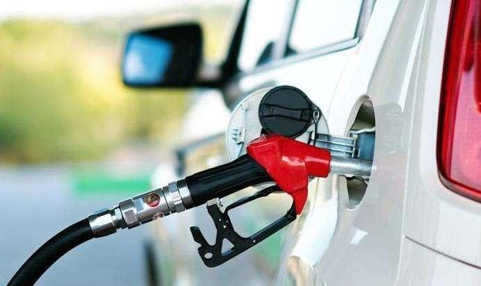 Скільки коштує заправити авто ?