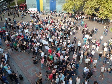 Бійка з поліцією і фаєри - в Одесі вимагали відставки мера Труханова