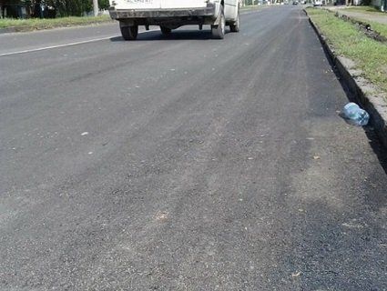 Скандальна волинська фірма знову ремонтує дорогу, яку зіпсувала торік