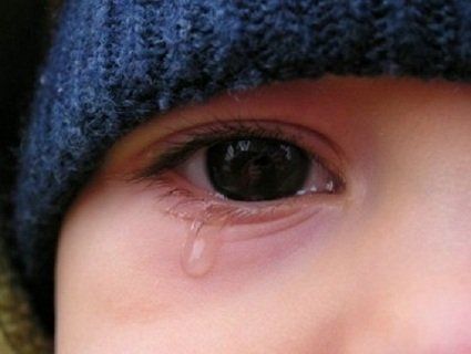 Діти, яких мати кинула напризволяще, просили їжу у перехожих