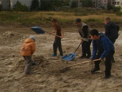 На Волині діти самі собі побудували спортивний майданчик