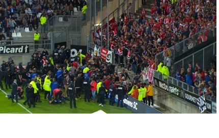 Десятки постраждалих (фото, відео) : НП на футбольному матчі у Франції.