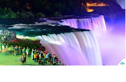 Ніагарський водоспад всіх кольорів веселки на Зимовому Фестивалі Вогнів.