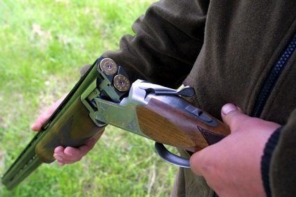 Патрульні затримали посеред вулиці чоловіка з рушницею.