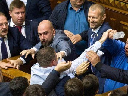 «Бійки, крики, димова шашка»: як Рада голосувала за реінтеграцію Донбасу