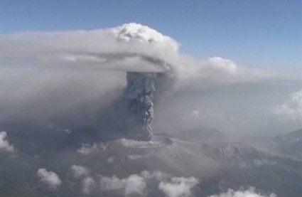 У Японії виверження гігантського вулкану: вулиці в попелі (відео)