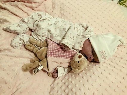 Не могли пережити смерть немовляти, тож фотографувались із мертвим дитям