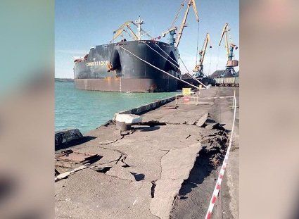 Гігантський суховантаж з вугіллям сильно пошкодив порт під Одесою