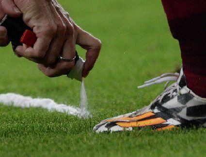 Грецький футболіст витер ногу об суддю і отримав жовту картку (відео)