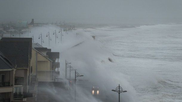 Потужний ураган в Ірландії забрав життя трьох людей (відео)