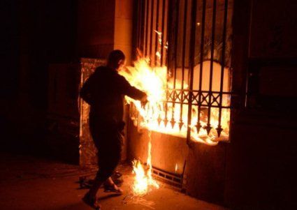 Російський художник підпалив Банк Франції (відео)