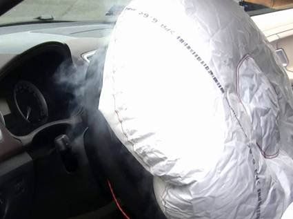 Небезпечний Mercedes: компанія відкликає більше мільйона авто по всьому світу