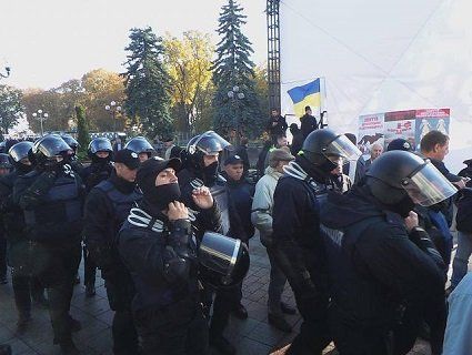 Поліція почала штурм наметового містечка на Грушевського