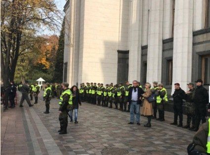 Перед Верховною Радою збирається мітинг