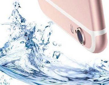 Китаянка істерично рвалася за борт корабля, куди випав її смартфон (відео)