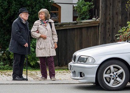 Чому не варто поступатися місцем в транспорті людям похилого віку
