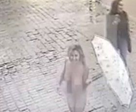 А вам слабо? Дівчина на спір приїхала голою на автомийку (відео)