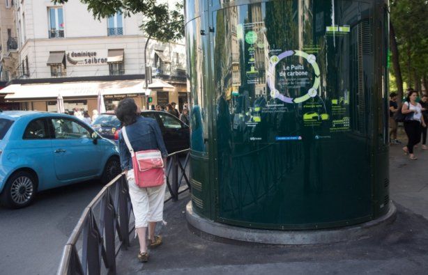 У Парижі встановили акваріум для очищення повітря