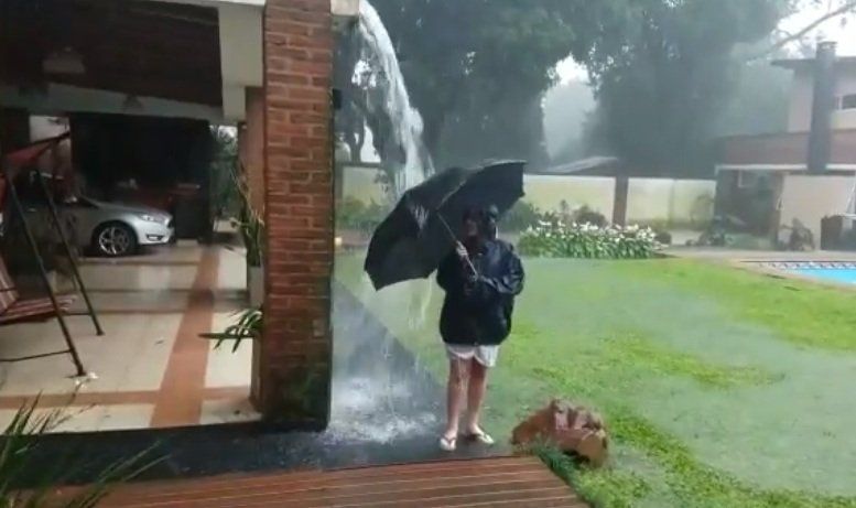 Грався під дощем, як раптом влучила блискавка! (відео