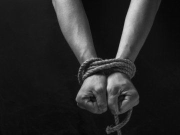 Невідомі вивезли підлітка у ліс і познущалися