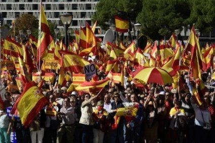 Тисячі іспанців вийшли на вулиці на підтримку єдності країни