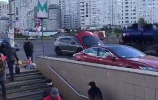 Мережу підірвав бджоляр на «Теслі» (відео)