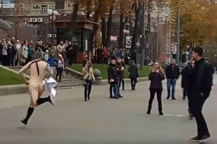 Голий на Хрещатику провокував поліцейських (відео 18+)