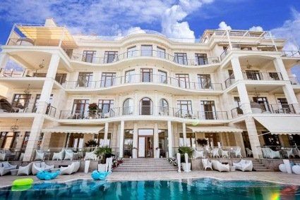 Чиновників-корупціонерів замість СІЗО розмістили в п’ятизірковому готелі (відео)