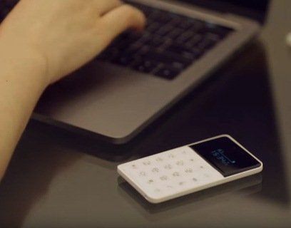 З’явився смартфон - трохи більший за кредитну картку(відео)