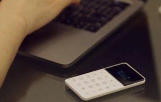 З’явився смартфон - трохи більший за кредитну картку(відео)