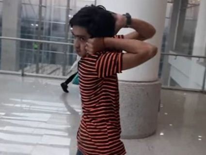 Мережу підкорив хлопчик, який вміє дивитися назад (відео)