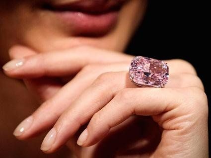Один із найбільших діамантів не змогли продати на аукціоні