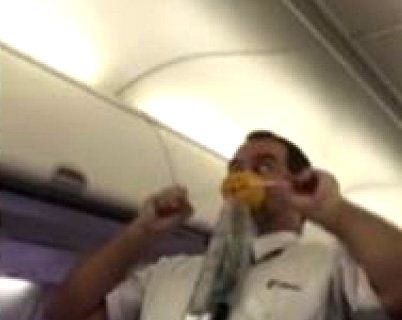 Еротичний інструктаж від бортпровідника (відео)