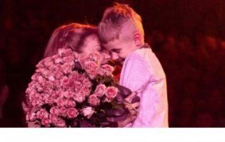 Українська співачка привітала свого сина незвичним способом (відео)