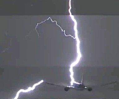 Блискавка влучила у літак в небі (відео)