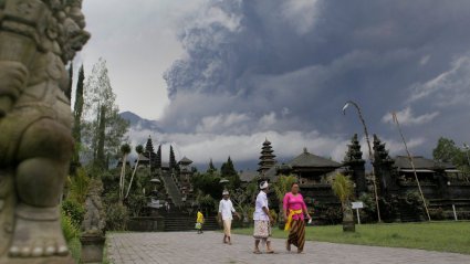 Близько 60 тисяч туристів заблоковані в аеропорту острова Балі
