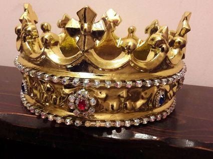 У Луцьку знайшли золоту корону з дорогоцінним камінням