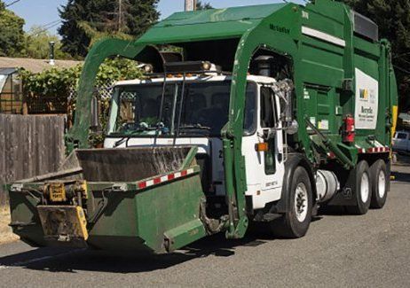 Чоловік намагався втекти з в’язниці, але застряг у смітті(відео)