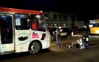 У Луцьку маршрутка збила жінку (відео)