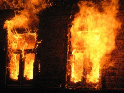 Четверо дітей живцем згоріли у будинку, де їх залишила рідна мати