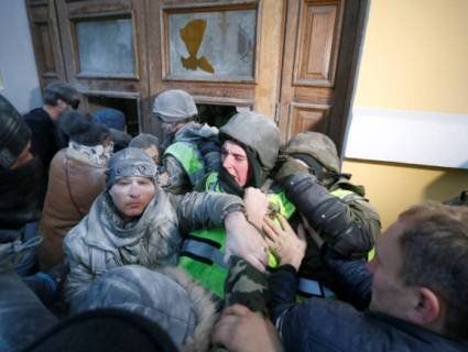 Сутички біля Жовтневого палацу в Києві: є постраждалі (відео)
