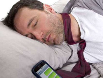 Чому не можна спати поруч зі смартфоном