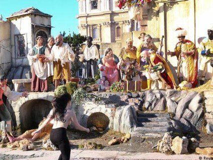 Оголена активістка Femen намагалася зіпсувати свято Різдва у Ватикані (відео)