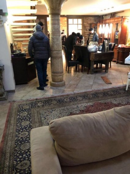 Обшук в квартирі Саакашвілі – він погрожує зістрибнути з даху.