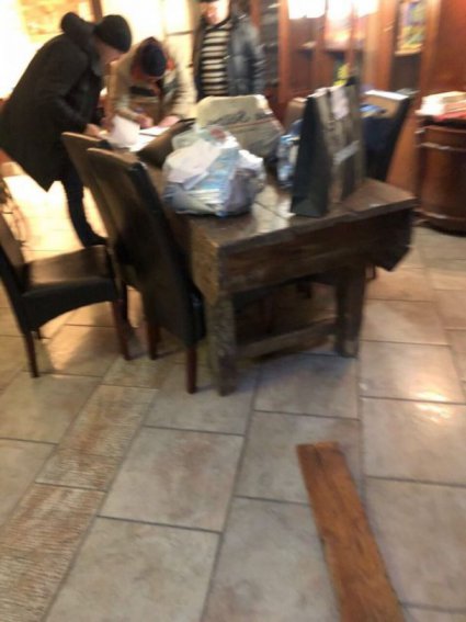 Обшук в квартирі Саакашвілі – він погрожує зістрибнути з даху.