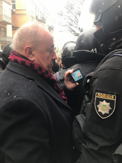 Обшук в квартирі Саакашвілі – він погрожує зістрибнути з даху.